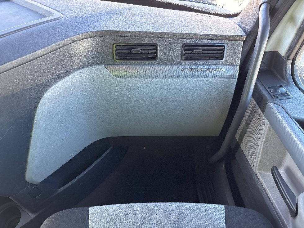 Sleeper Tractor-Heavy Duty Tractors-Freightliner-2020-T11664ST-Salt Lake City-UT-635,196\n\t\tmiles-$ 47,750 - Image 14