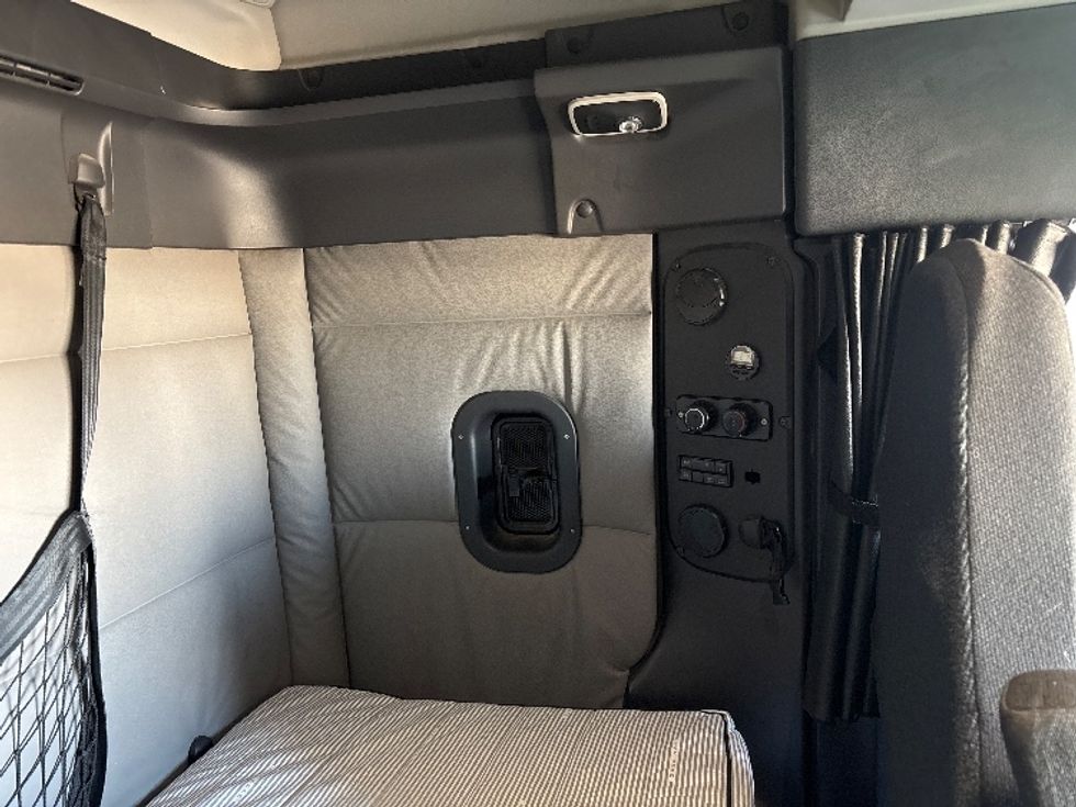 Sleeper Tractor-Heavy Duty Tractors-Freightliner-2020-T11664ST-Salt Lake City-UT-635,196\n\t\tmiles-$ 47,750 - Image 18