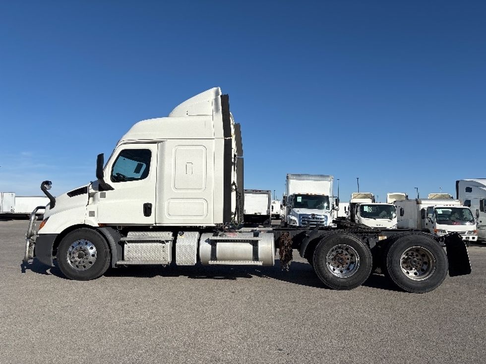 Sleeper Tractor-Heavy Duty Tractors-Freightliner-2020-T11664ST-Salt Lake City-UT-635,196\n\t\tmiles-$ 47,750 - Image 4