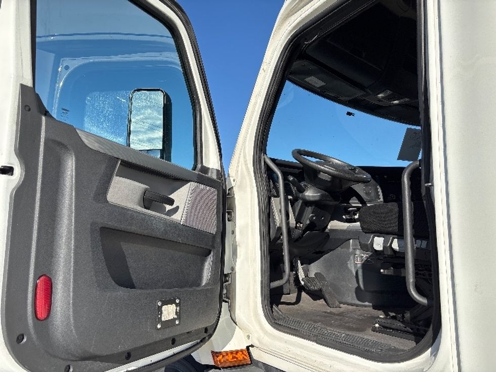 Sleeper Tractor-Heavy Duty Tractors-Freightliner-2020-T11664ST-Salt Lake City-UT-635,196\n\t\tmiles-$ 47,750 - Image 9