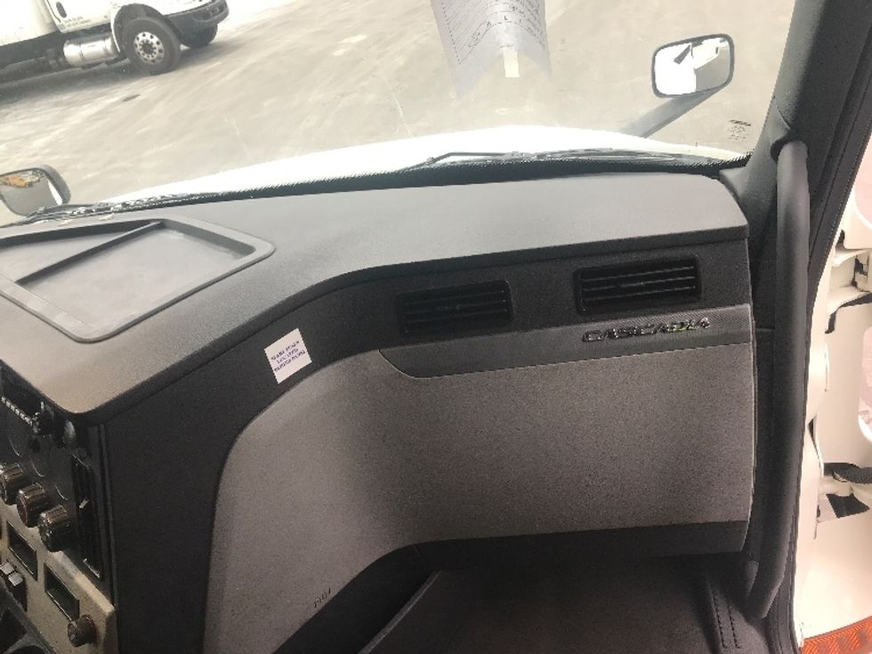 Sleeper Tractor-Heavy Duty Tractors-Freightliner-2020-T12642ST-Bensalem-PA-502,135\n\t\tmiles-$ 51,250 - Image 14