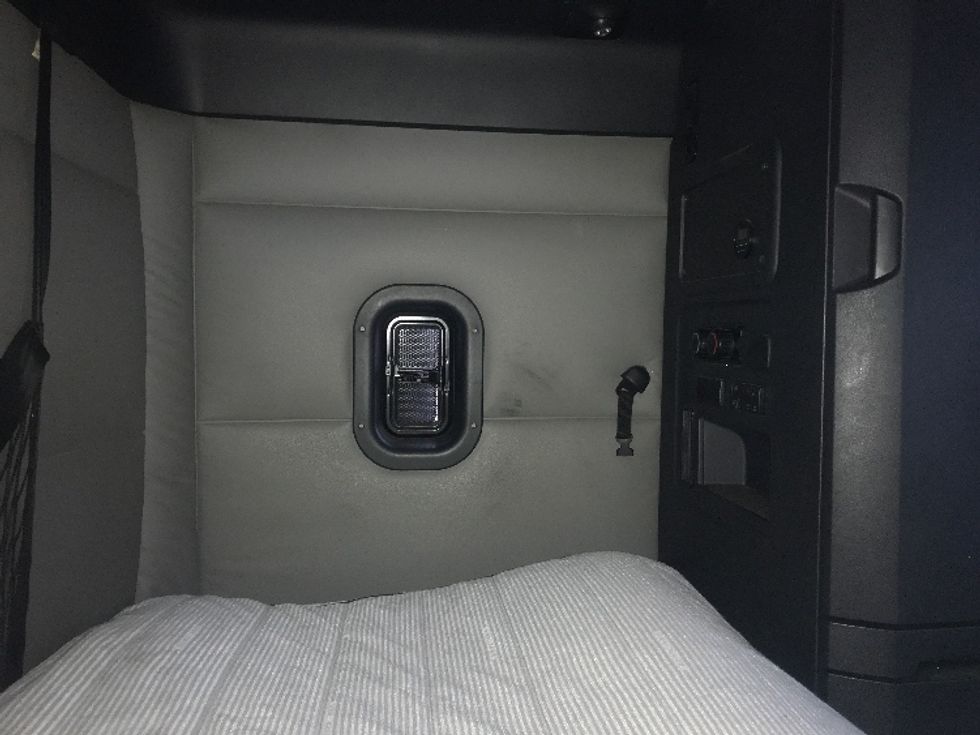 Sleeper Tractor-Heavy Duty Tractors-Freightliner-2020-T12642ST-Bensalem-PA-502,135\n\t\tmiles-$ 51,250 - Image 18