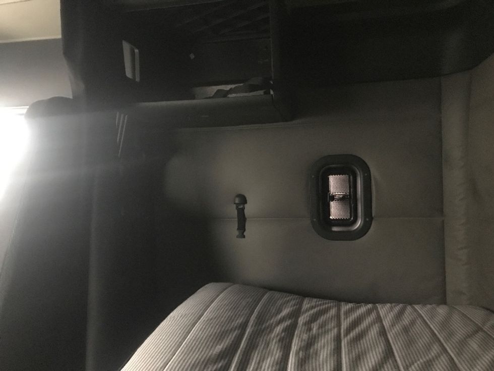 Sleeper Tractor-Heavy Duty Tractors-Freightliner-2020-T12642ST-Bensalem-PA-502,135\n\t\tmiles-$ 51,250 - Image 19