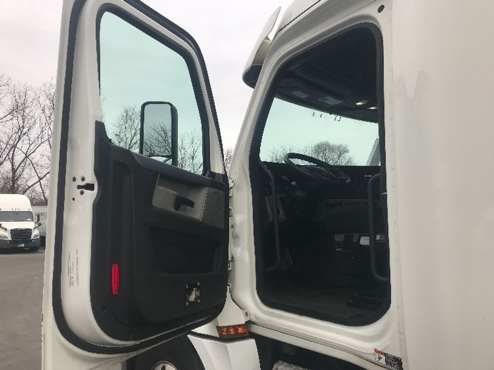 Sleeper Tractor-Heavy Duty Tractors-Freightliner-2020-T12642ST-Bensalem-PA-502,135\n\t\tmiles-$ 51,250 - Image 9