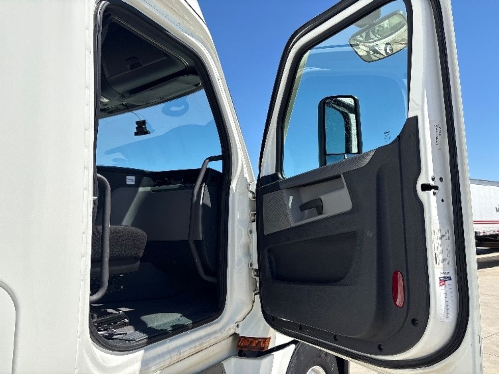 Sleeper Tractor-Heavy Duty Tractors-Freightliner-2020-T12642ST-Fort Worth-TX-219,067\n\t\tmiles-$ 73,250 - Image 13