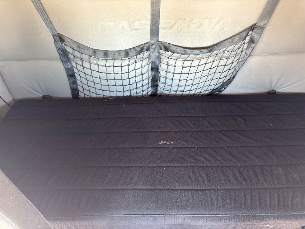 Sleeper Tractor-Heavy Duty Tractors-Freightliner-2020-T12642ST-Fort Worth-TX-219,067\n\t\tmiles-$ 73,250 - Image 16