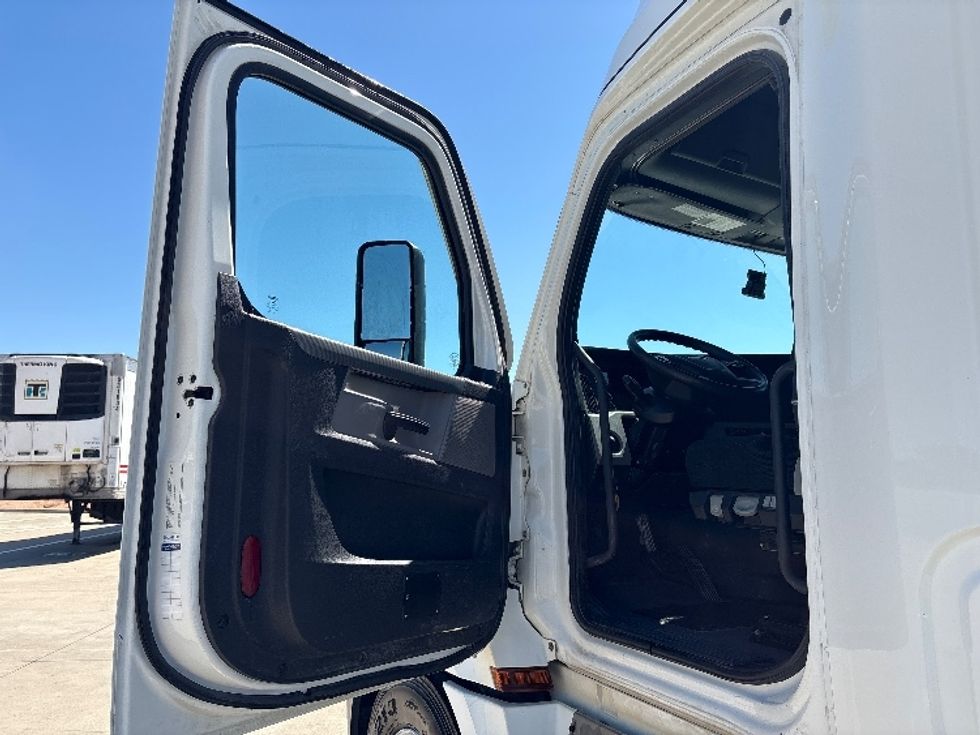 Sleeper Tractor-Heavy Duty Tractors-Freightliner-2020-T12642ST-Fort Worth-TX-219,067\n\t\tmiles-$ 73,250 - Image 9