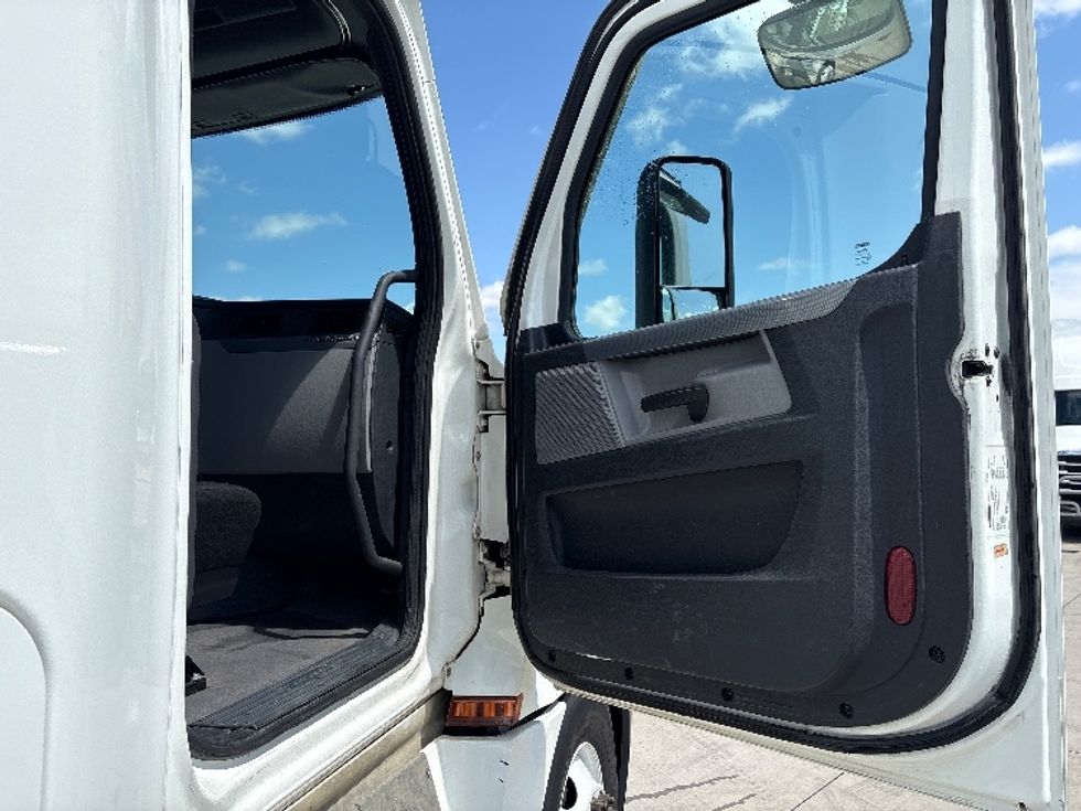 Sleeper Tractor-Heavy Duty Tractors-Freightliner-2020-T12642ST-Fort Worth-TX-466,055\n\t\tmiles-$ 59,750 - Image 13
