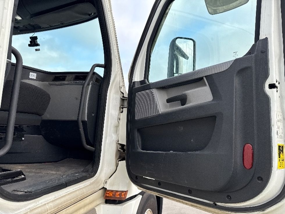 Sleeper Tractor-Heavy Duty Tractors-Freightliner-2020-T12642ST-Fort Worth-TX-484,628\n\t\tmiles-$ 53,250 - Image 13