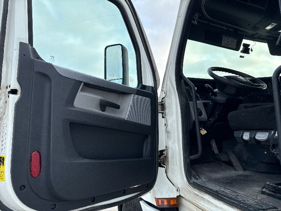 Sleeper Tractor-Heavy Duty Tractors-Freightliner-2020-T12642ST-Fort Worth-TX-484,628\n\t\tmiles-$ 53,250 - Image 9