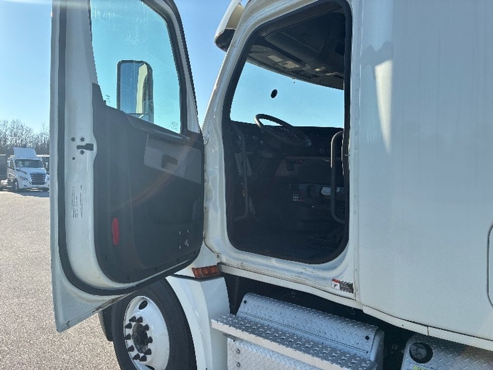 Sleeper Tractor-Heavy Duty Tractors-Freightliner-2020-T12642ST-Greenville-SC-577,584\n\t\tmiles-$ 46,250 - Image 9