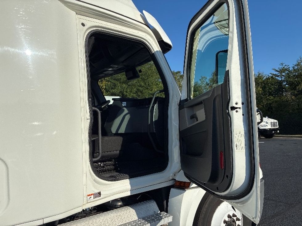 Sleeper Tractor-Heavy Duty Tractors-Freightliner-2020-T12642ST-Greenville-SC-579,273\n\t\tmiles-$ 55,750 - Image 13