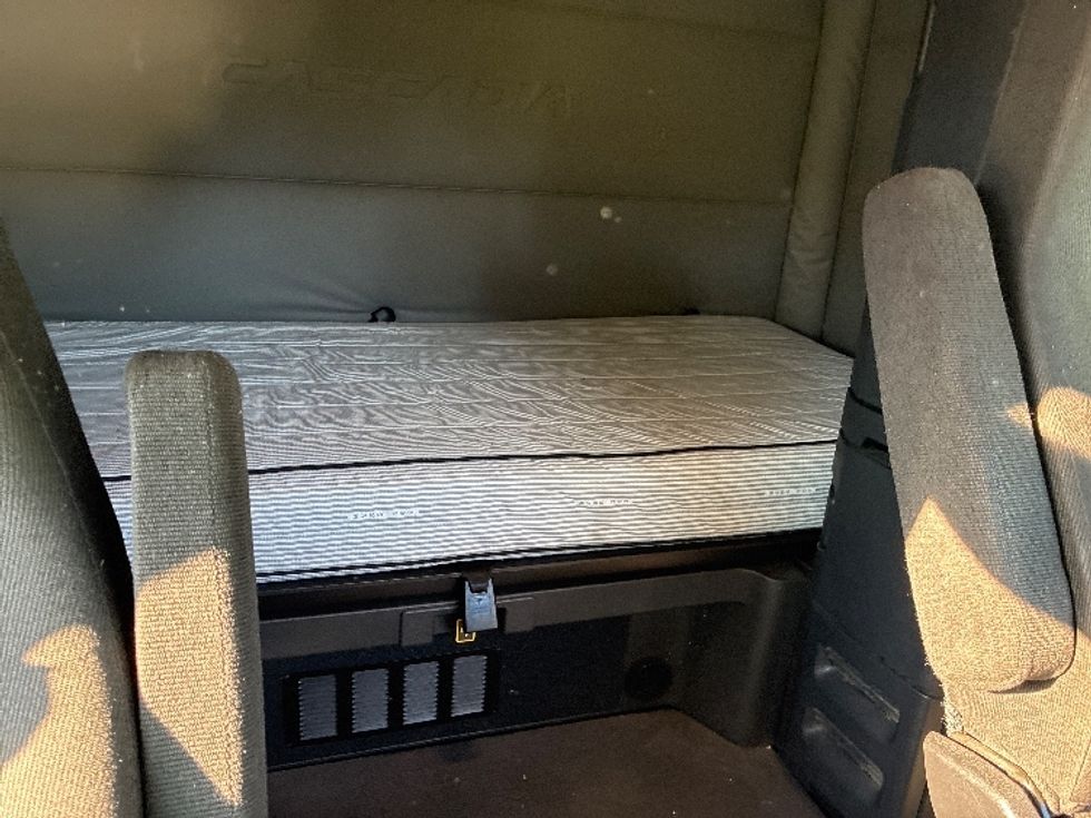 Sleeper Tractor-Heavy Duty Tractors-Freightliner-2020-T12642ST-Greenville-SC-579,273\n\t\tmiles-$ 55,750 - Image 16