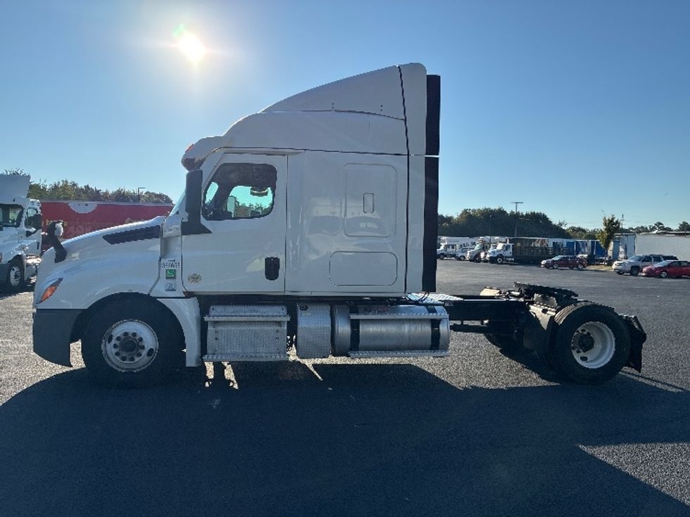 Sleeper Tractor-Heavy Duty Tractors-Freightliner-2020-T12642ST-Greenville-SC-579,273\n\t\tmiles-$ 55,750 - Image 4