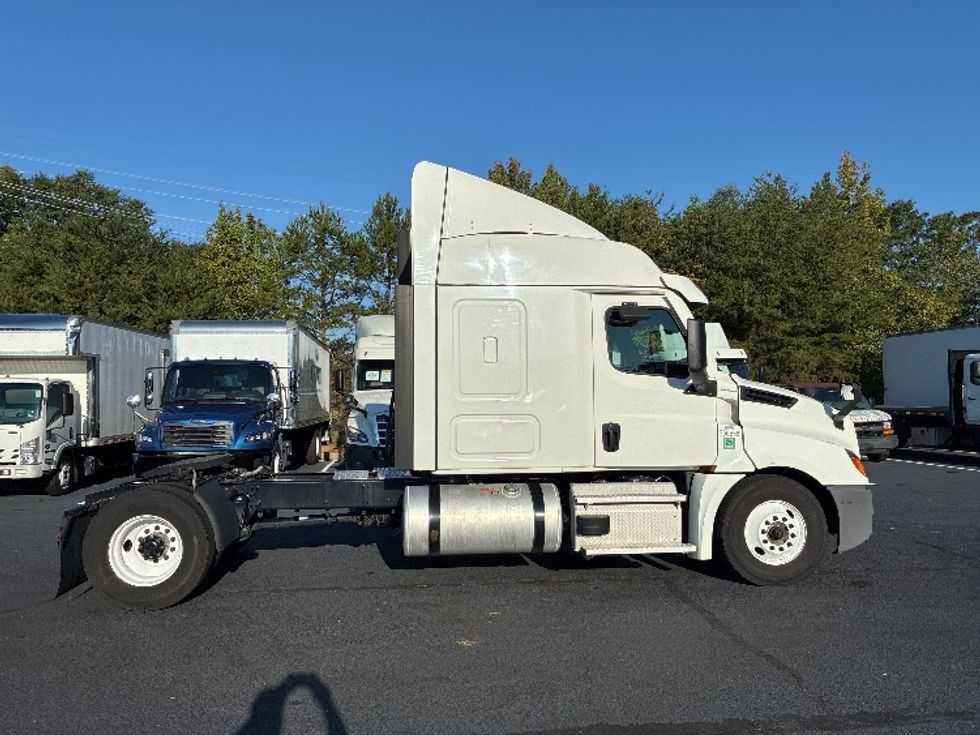 Sleeper Tractor-Heavy Duty Tractors-Freightliner-2020-T12642ST-Greenville-SC-579,273\n\t\tmiles-$ 55,750 - Image 8