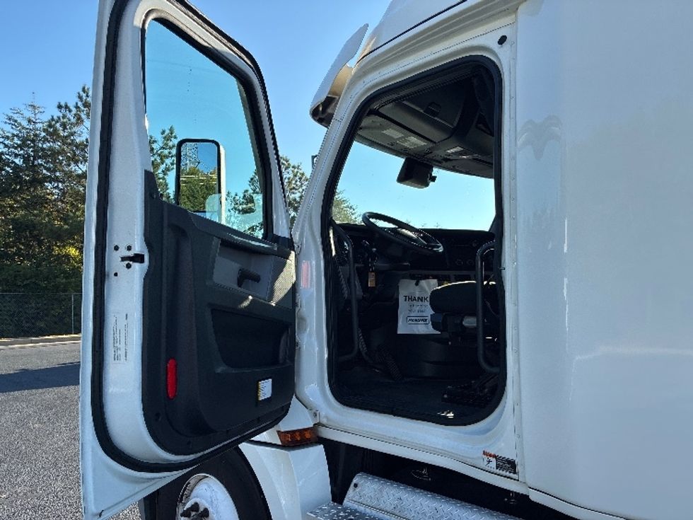 Sleeper Tractor-Heavy Duty Tractors-Freightliner-2020-T12642ST-Greenville-SC-579,273\n\t\tmiles-$ 55,750 - Image 9