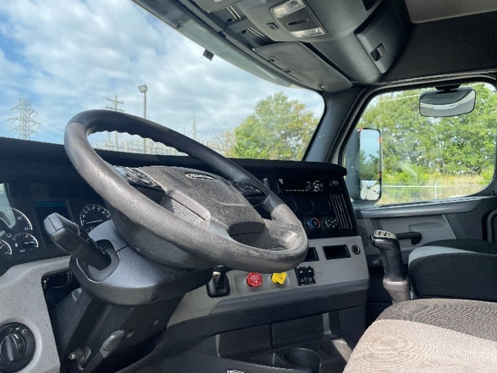 Sleeper Tractor-Heavy Duty Tractors-Freightliner-2020-T12642ST-Greenville-SC-687,795\n\t\tmiles-$ 45,250 - Image 10
