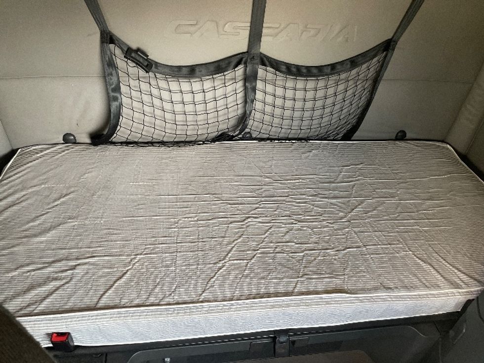 Sleeper Tractor-Heavy Duty Tractors-Freightliner-2020-T12642ST-Greenville-SC-687,795\n\t\tmiles-$ 45,250 - Image 17