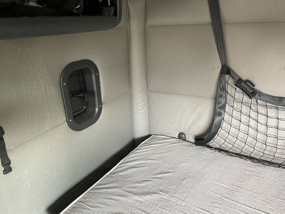 Sleeper Tractor-Heavy Duty Tractors-Freightliner-2020-T12642ST-Greenville-SC-687,795\n\t\tmiles-$ 45,250 - Image 19