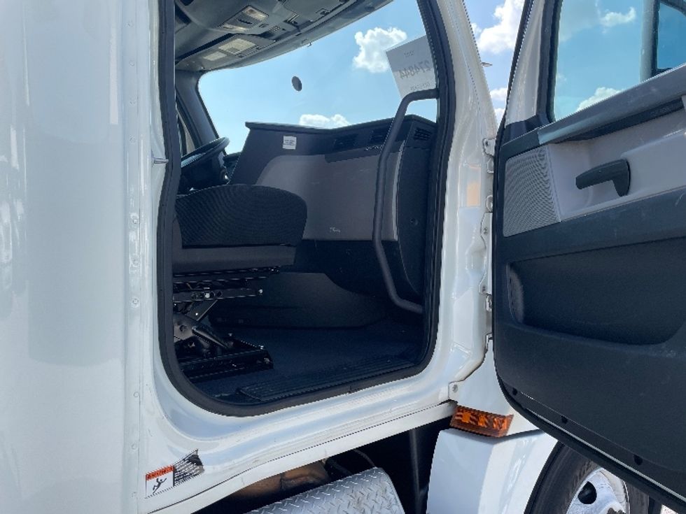 Sleeper Tractor-Heavy Duty Tractors-Freightliner-2020-T12642ST-Greenville-SC-774,943\n\t\tmiles-$ 32,750 - Image 13