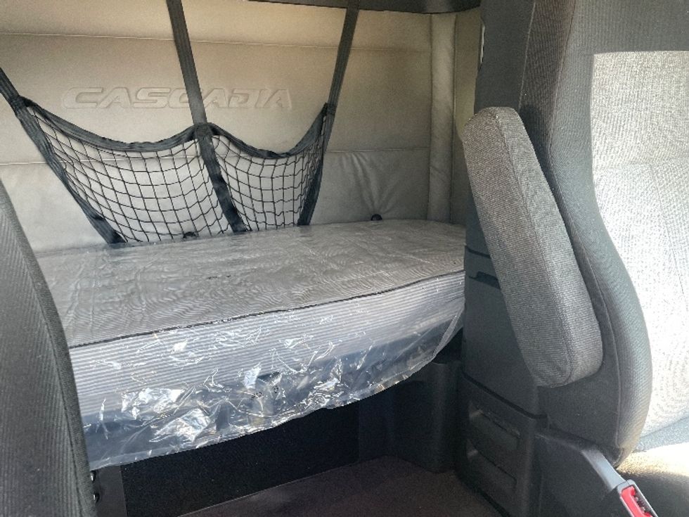 Sleeper Tractor-Heavy Duty Tractors-Freightliner-2020-T12642ST-Greenville-SC-774,943\n\t\tmiles-$ 32,750 - Image 16