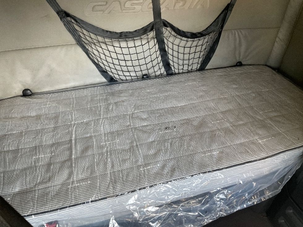 Sleeper Tractor-Heavy Duty Tractors-Freightliner-2020-T12642ST-Greenville-SC-774,943\n\t\tmiles-$ 32,750 - Image 17