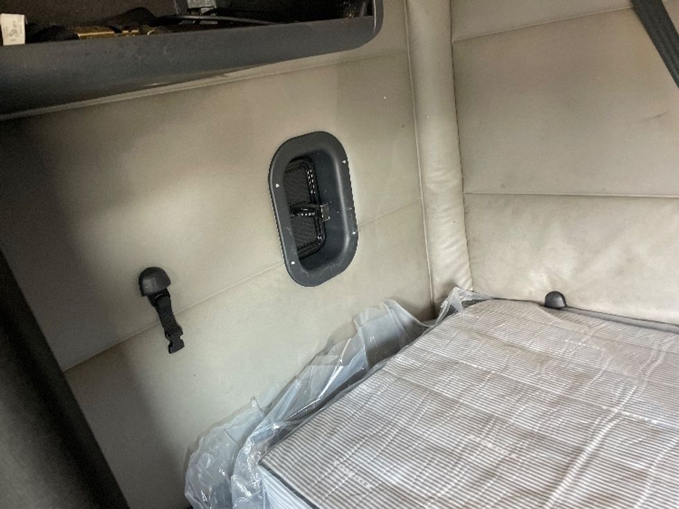 Sleeper Tractor-Heavy Duty Tractors-Freightliner-2020-T12642ST-Greenville-SC-774,943\n\t\tmiles-$ 32,750 - Image 19