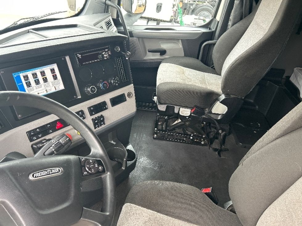 Sleeper Tractor-Heavy Duty Tractors-Freightliner-2020-T12642ST-Memphis-TN-679,255\n\t\tmiles-$ 12,000 - Image 10