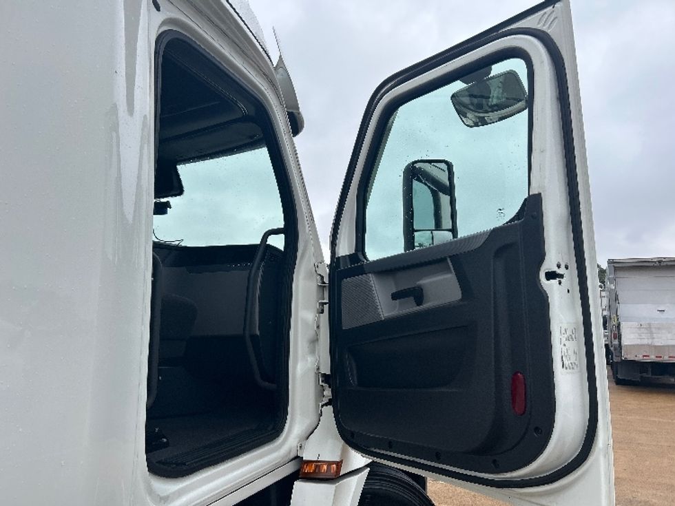 Sleeper Tractor-Heavy Duty Tractors-Freightliner-2020-T12642ST-Memphis-TN-679,255\n\t\tmiles-$ 12,000 - Image 13