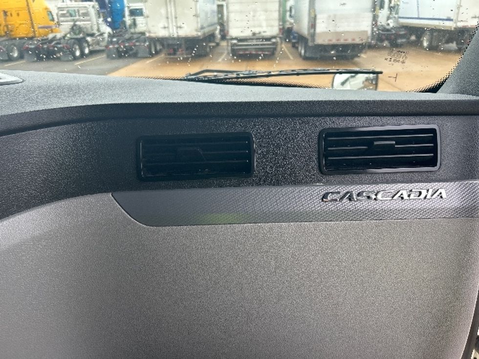 Sleeper Tractor-Heavy Duty Tractors-Freightliner-2020-T12642ST-Memphis-TN-679,255\n\t\tmiles-$ 12,000 - Image 14