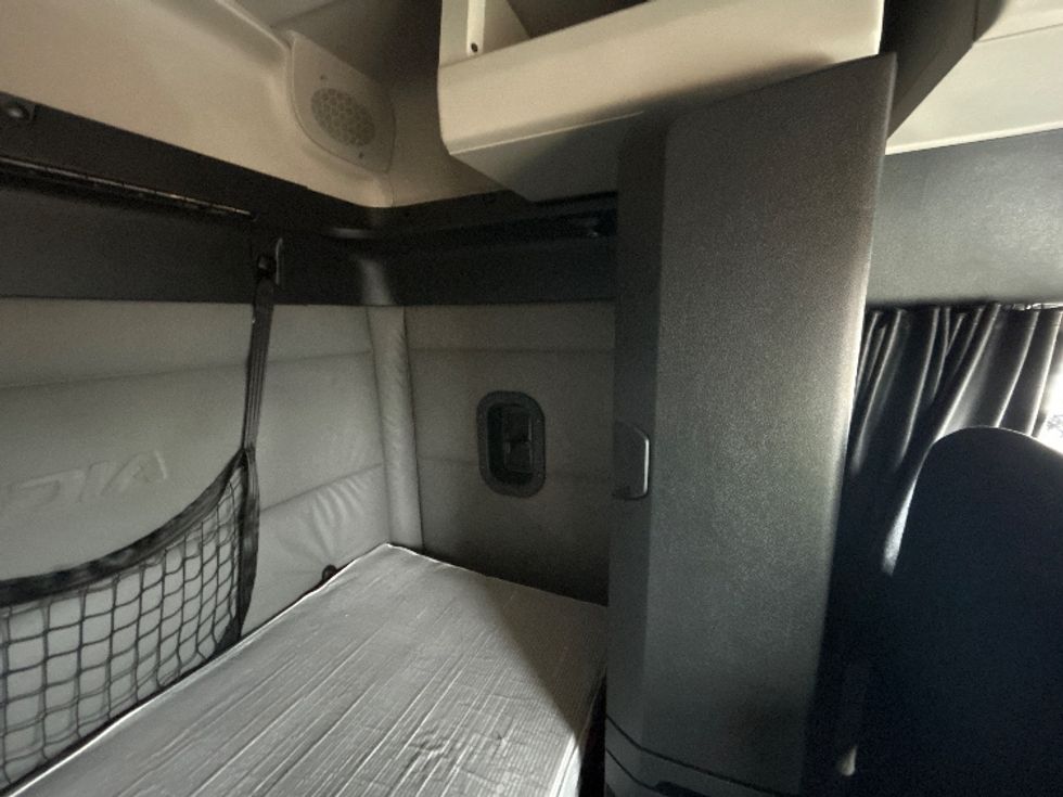 Sleeper Tractor-Heavy Duty Tractors-Freightliner-2020-T12642ST-Memphis-TN-679,255\n\t\tmiles-$ 12,000 - Image 18