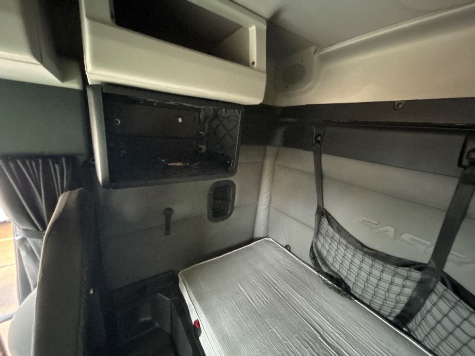 Sleeper Tractor-Heavy Duty Tractors-Freightliner-2020-T12642ST-Memphis-TN-679,255\n\t\tmiles-$ 12,000 - Image 19