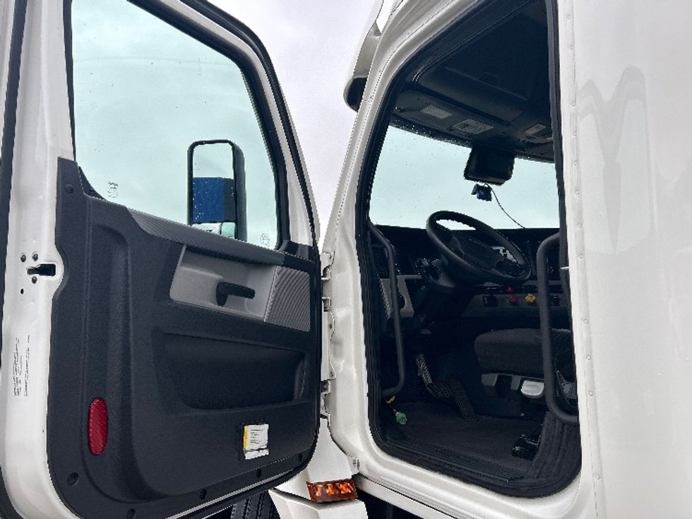 Sleeper Tractor-Heavy Duty Tractors-Freightliner-2020-T12642ST-Memphis-TN-679,255\n\t\tmiles-$ 12,000 - Image 9