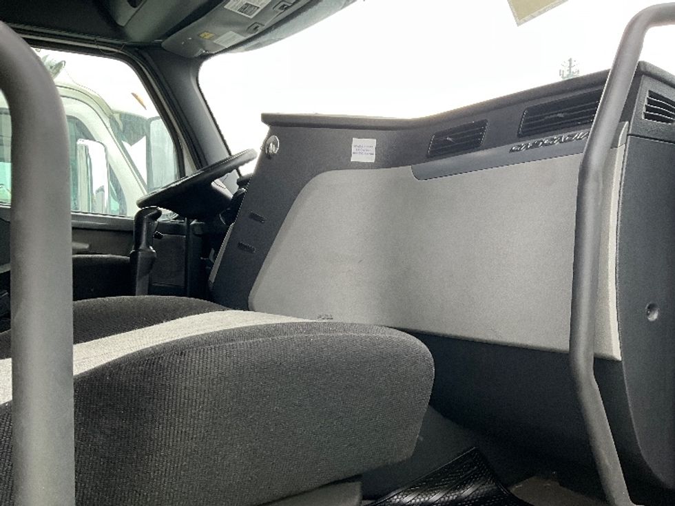 Sleeper Tractor-Heavy Duty Tractors-Freightliner-2020-T12642ST-Swedesboro-NJ-493,587\n\t\tmiles-$ 51,750 - Image 12