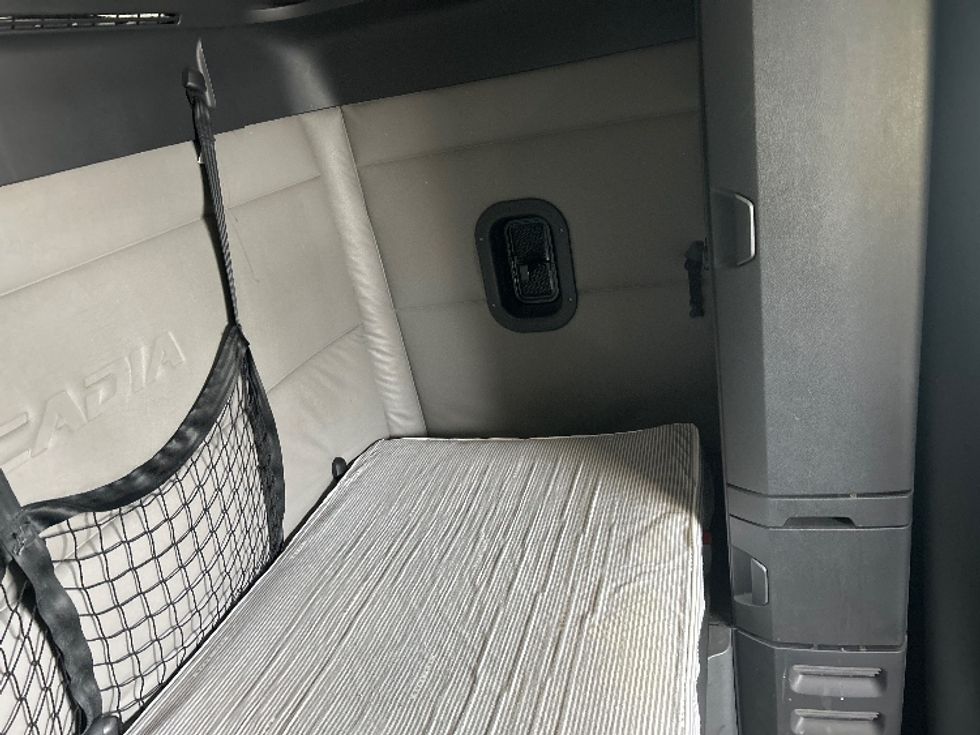 Sleeper Tractor-Heavy Duty Tractors-Freightliner-2020-T12642ST-Swedesboro-NJ-493,587\n\t\tmiles-$ 51,750 - Image 18