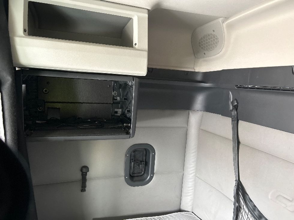 Sleeper Tractor-Heavy Duty Tractors-Freightliner-2020-T12642ST-Swedesboro-NJ-493,587\n\t\tmiles-$ 51,750 - Image 19