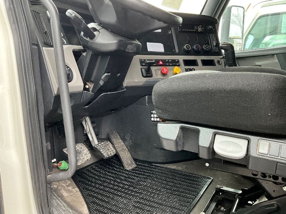 Sleeper Tractor-Heavy Duty Tractors-Freightliner-2020-T12642ST-Swedesboro-NJ-493,587\n\t\tmiles-$ 51,750 - Image 22