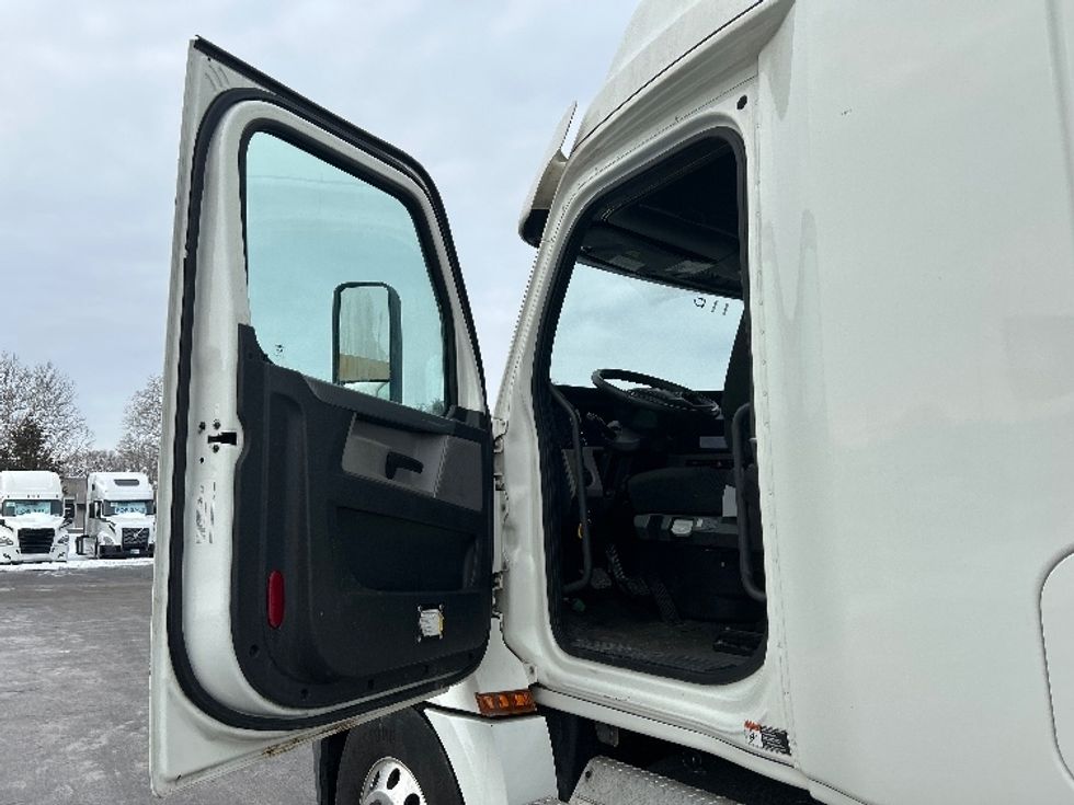 Sleeper Tractor-Heavy Duty Tractors-Freightliner-2020-T12642ST-Swedesboro-NJ-493,587\n\t\tmiles-$ 51,750 - Image 9