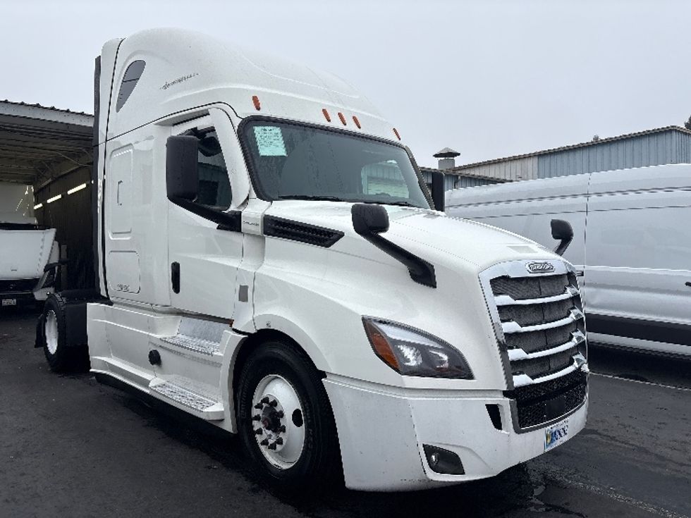 Sleeper Tractor-Heavy Duty Tractors-Freightliner-2020-T12642ST-West Sacramento-CA-619,317\n\t\tmiles-$ 48,000 - Image 1