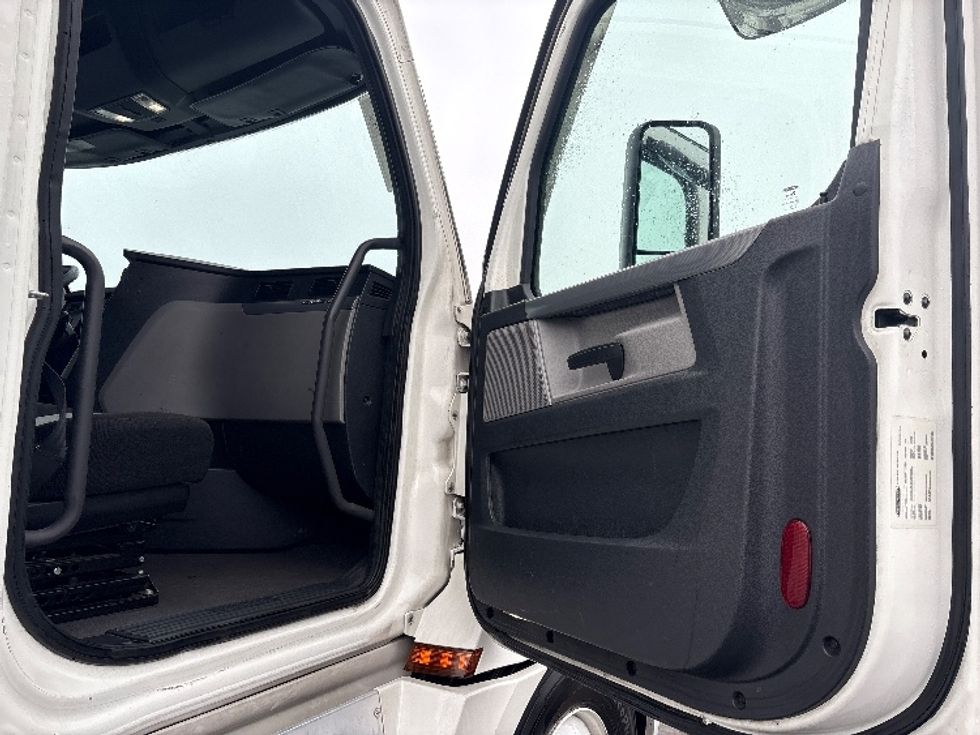 Sleeper Tractor-Heavy Duty Tractors-Freightliner-2020-T12642ST-West Sacramento-CA-619,317\n\t\tmiles-$ 48,000 - Image 13