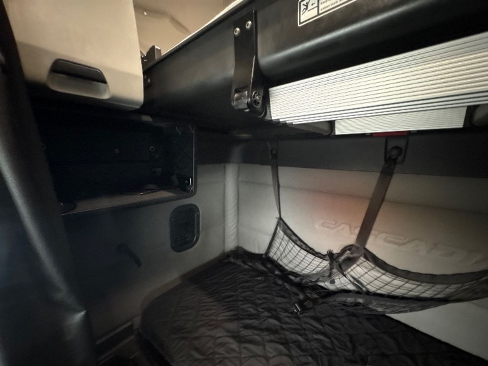 Sleeper Tractor-Heavy Duty Tractors-Freightliner-2020-T12642ST-West Sacramento-CA-619,317\n\t\tmiles-$ 48,000 - Image 19