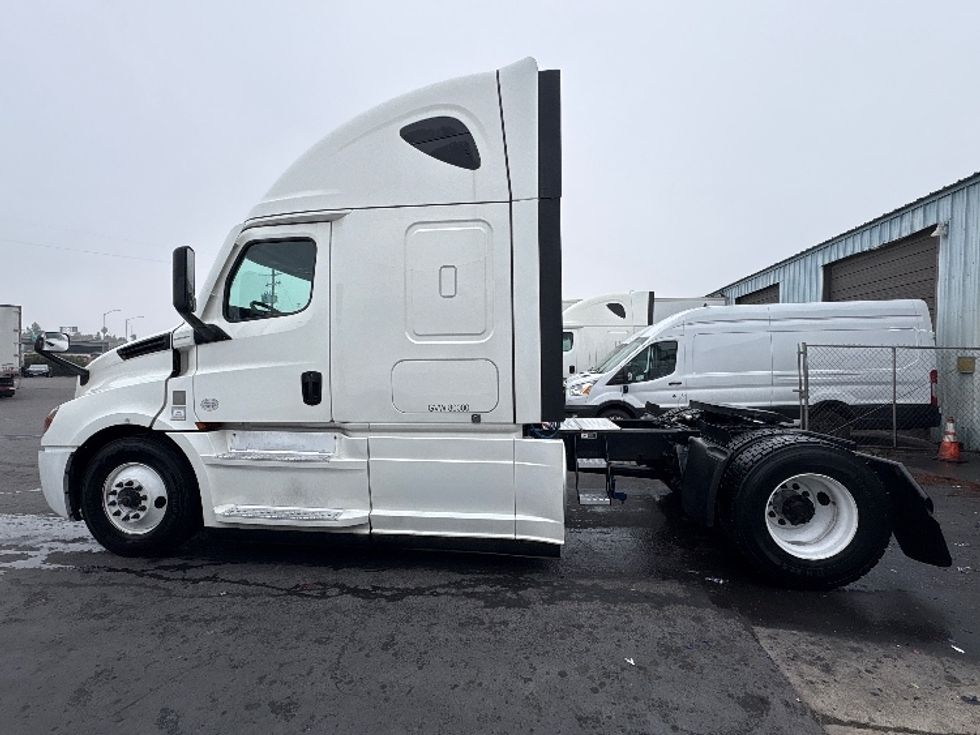 Sleeper Tractor-Heavy Duty Tractors-Freightliner-2020-T12642ST-West Sacramento-CA-619,317\n\t\tmiles-$ 48,000 - Image 4