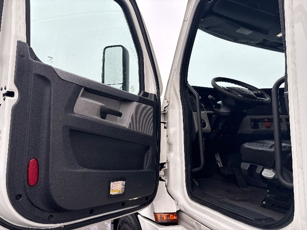 Sleeper Tractor-Heavy Duty Tractors-Freightliner-2020-T12642ST-West Sacramento-CA-619,317\n\t\tmiles-$ 48,000 - Image 9