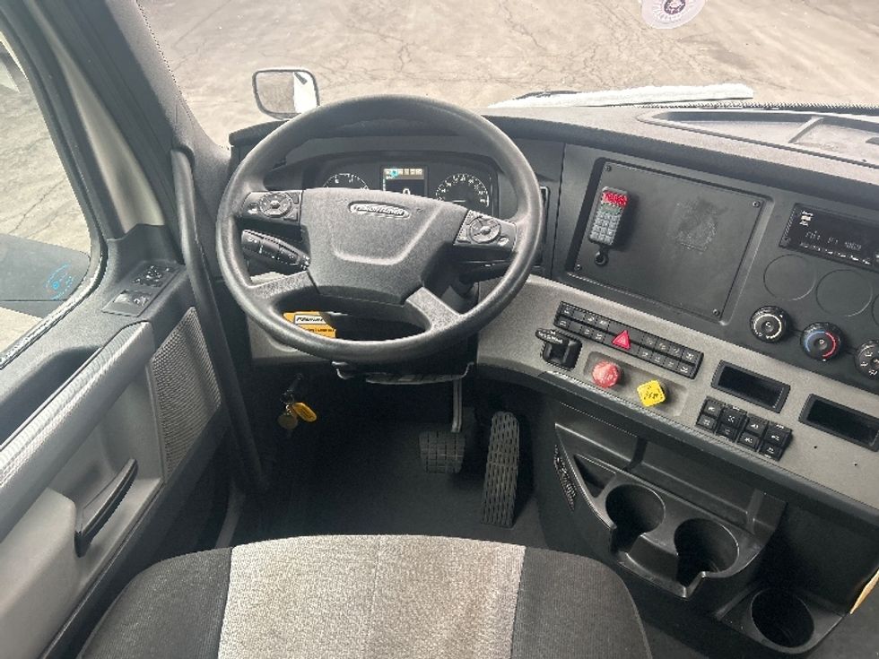 Sleeper Tractor-Heavy Duty Tractors-Freightliner-2020-T12662ST-Obetz-OH-476,000\n\t\tmiles-$ 54,750 - Image 11