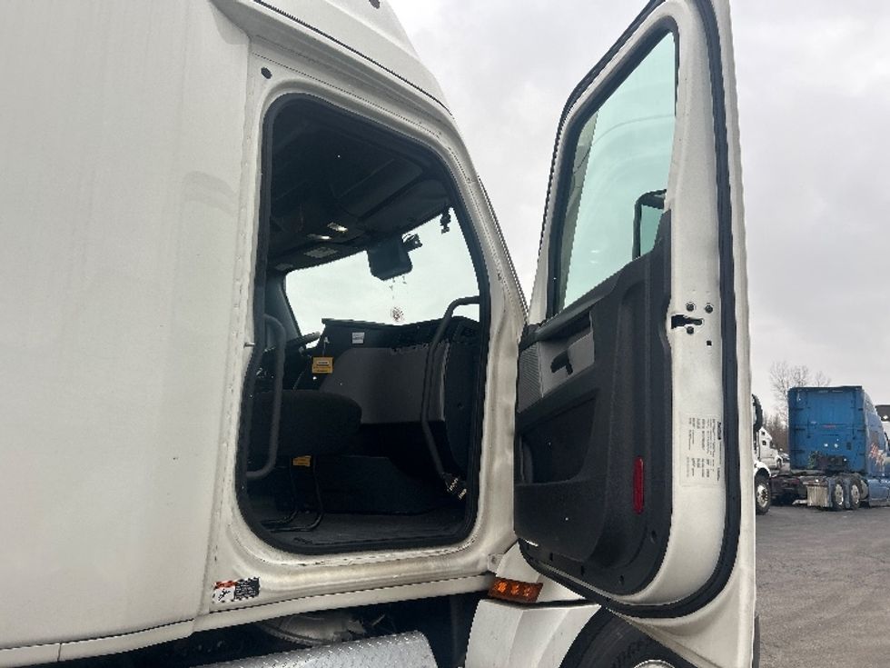 Sleeper Tractor-Heavy Duty Tractors-Freightliner-2020-T12662ST-Obetz-OH-476,000\n\t\tmiles-$ 54,750 - Image 13