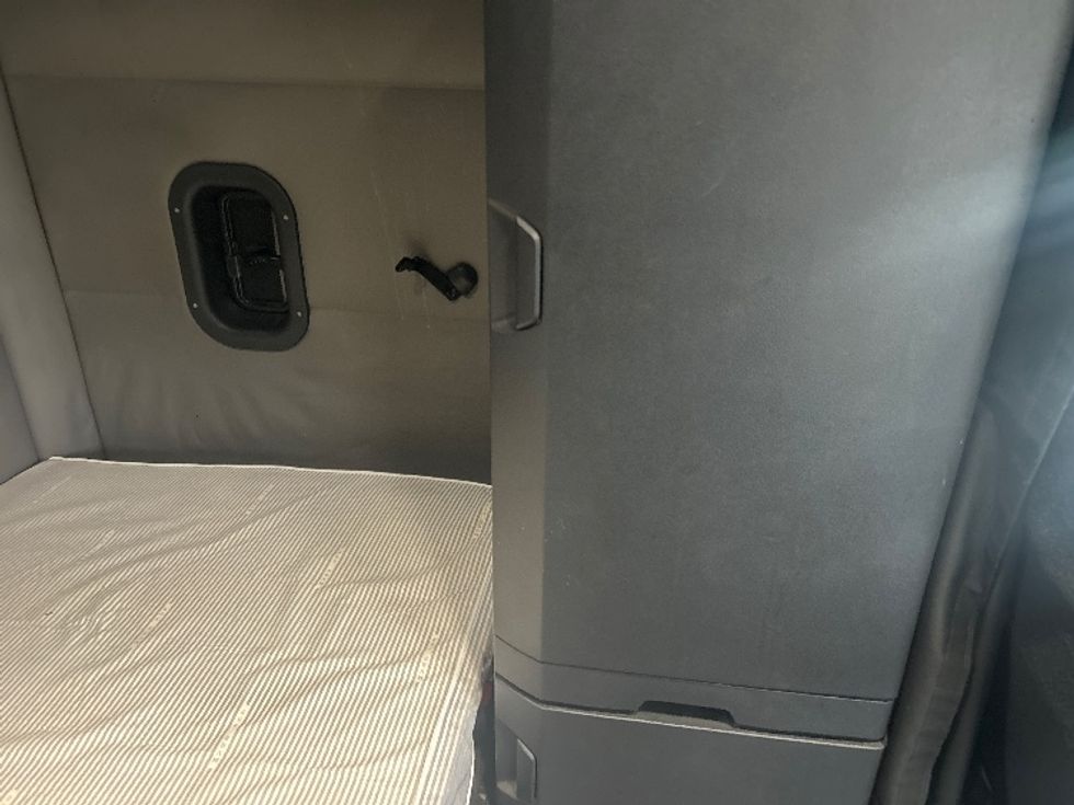 Sleeper Tractor-Heavy Duty Tractors-Freightliner-2020-T12662ST-Obetz-OH-476,000\n\t\tmiles-$ 54,750 - Image 18