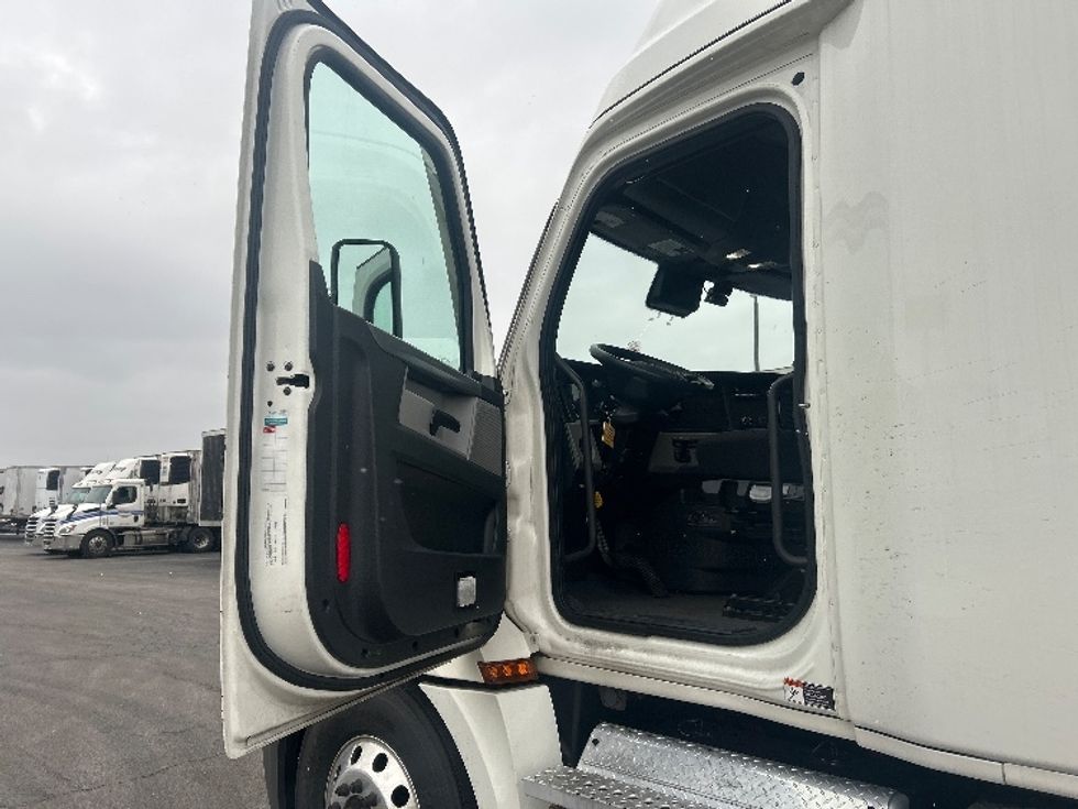 Sleeper Tractor-Heavy Duty Tractors-Freightliner-2020-T12662ST-Obetz-OH-476,000\n\t\tmiles-$ 54,750 - Image 9