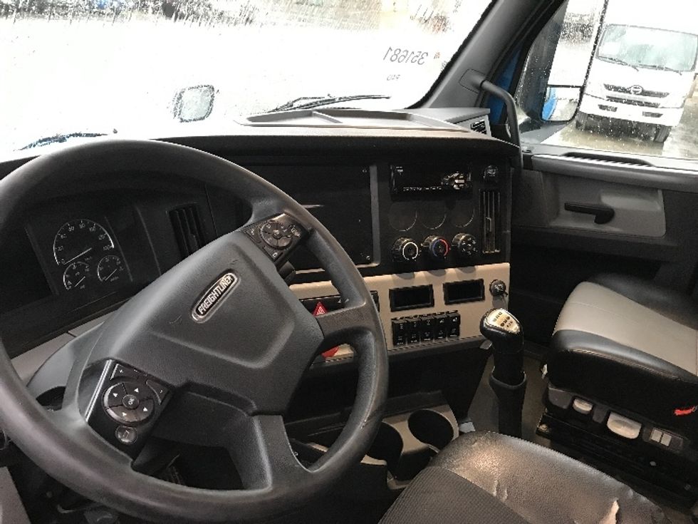 Sleeper Tractor-Heavy Duty Tractors-Freightliner-2020-T12664ST-Abbotsford-BC-501,001\n\t\tkm-$ 70,000 - Image 10