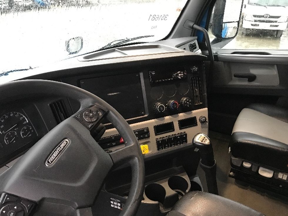 Sleeper Tractor-Heavy Duty Tractors-Freightliner-2020-T12664ST-Abbotsford-BC-501,001\n\t\tkm-$ 70,000 - Image 12
