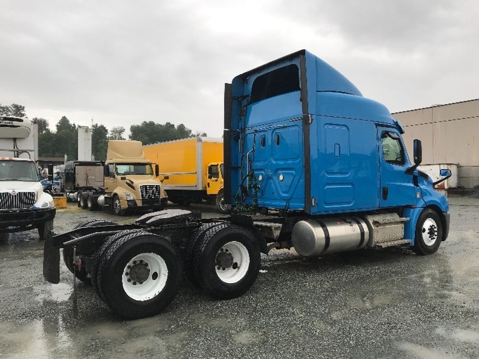 Sleeper Tractor-Heavy Duty Tractors-Freightliner-2020-T12664ST-Abbotsford-BC-501,001\n\t\tkm-$ 70,000 - Image 7